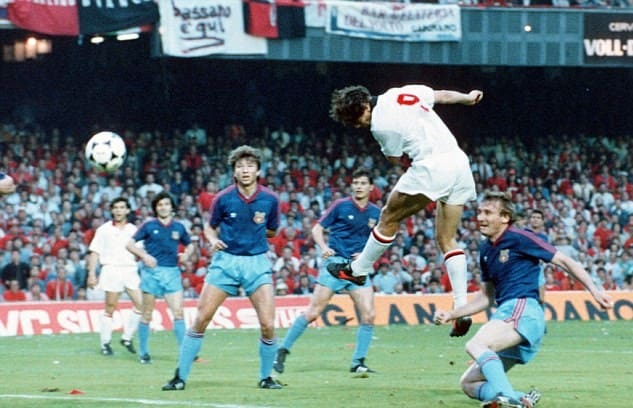 Colpo di testa vincente di Marco Van Basten del momentaneo 2-0 Milan contro lo Steaua Bucarest nel 1989, foto: Bongarts/Getty Images