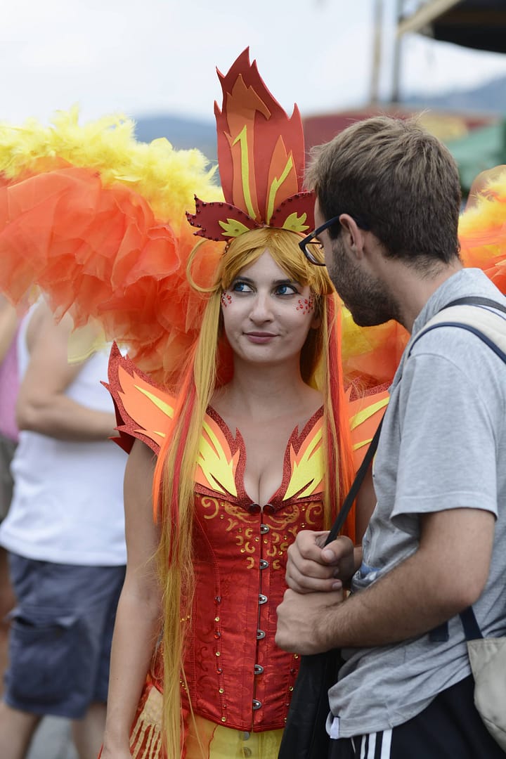una cosplayer in costume da elementale del fuoco e un ragazzo