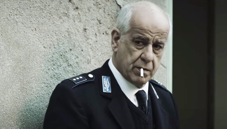L'attore Toni Servillo vestito da poliziotto