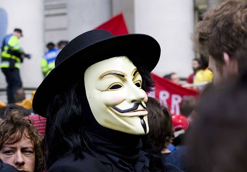 Manifestante a Londra con la maschera di V per Vendetta.