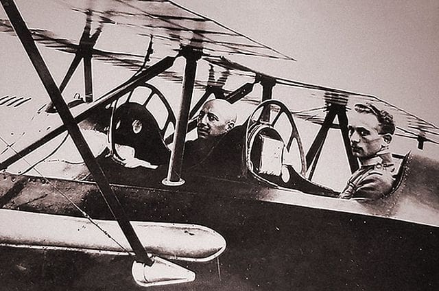 Gabriele D'Annunzio, riferimento culturale del nazionalismo italiano, e il Capitano Natale Palli in procinto di partire per Vienna, su cui lanciarono volantini provocatori di esortazione alla resa